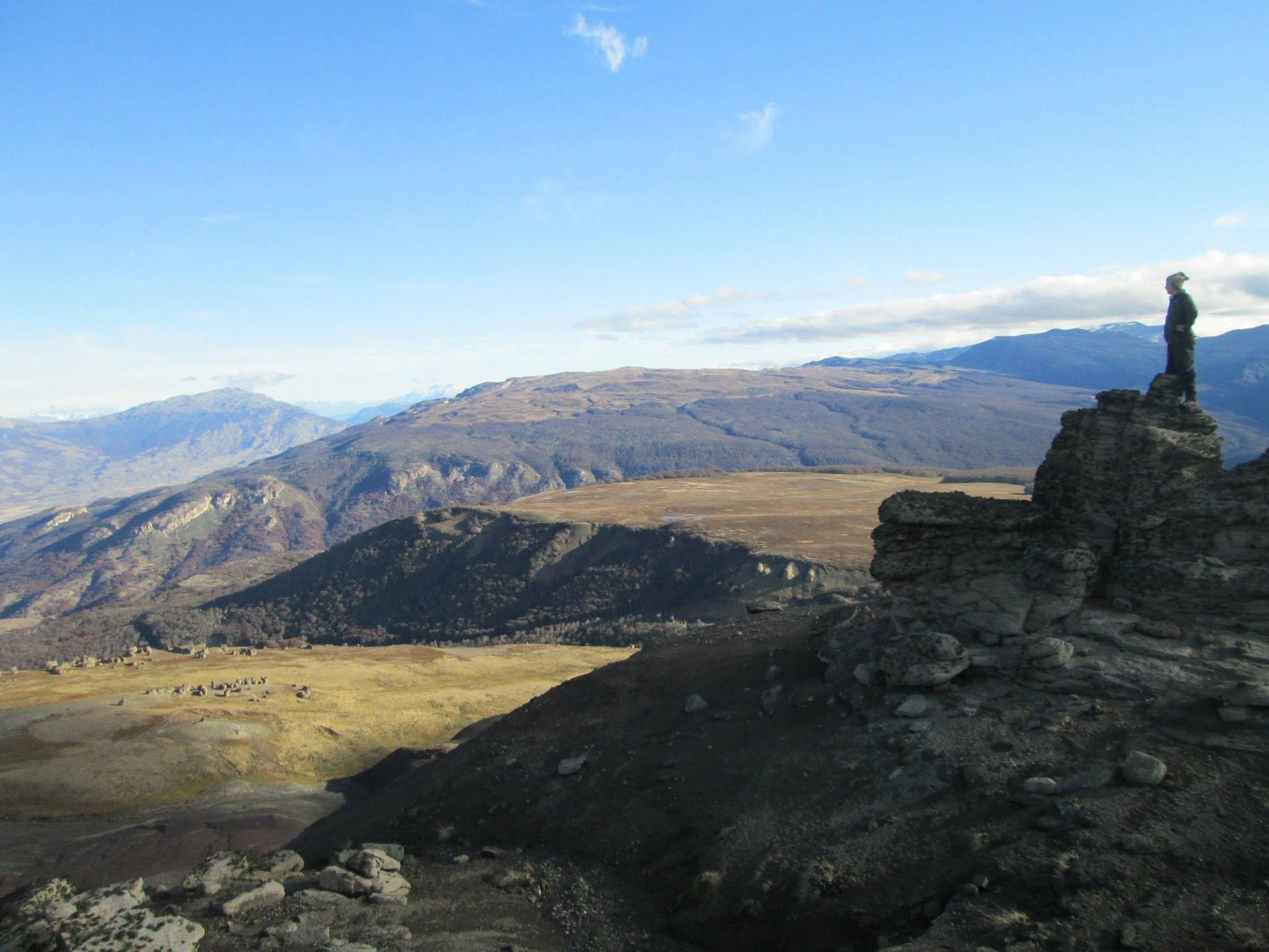 Exploración y evaluación de potencial paleontológico en formaciones rocosas de alta montaña.